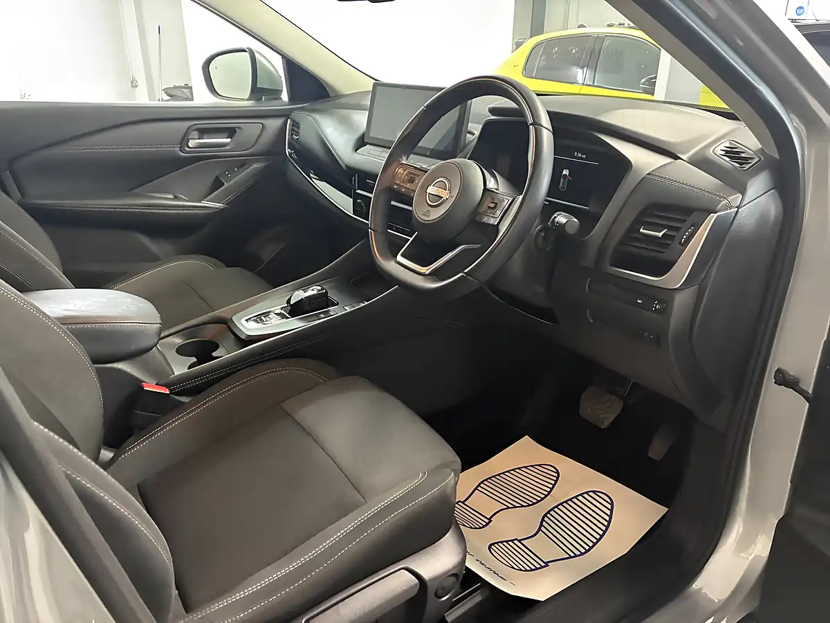 Used 2023 Nissan Qashqai N-Connecta Silver - Interior and Exterior details 8
