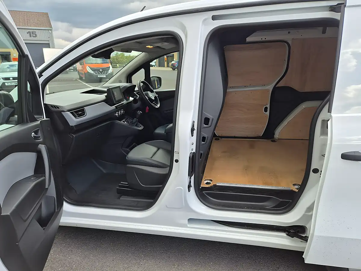 Used 2023 Nissan Townstar Acenta L1 White - Interior and Exterior details 16