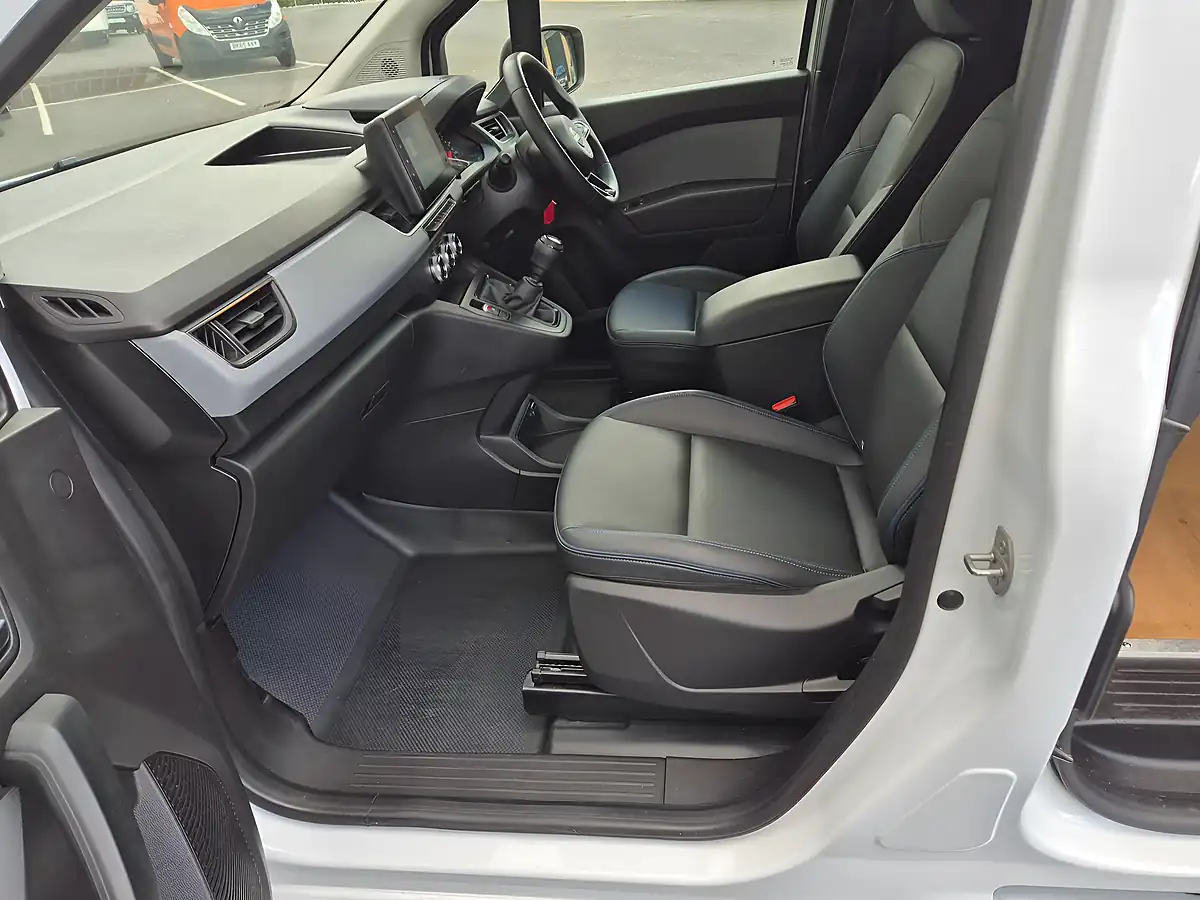 Used 2023 Nissan Townstar Acenta L1 White - Interior and Exterior details 17