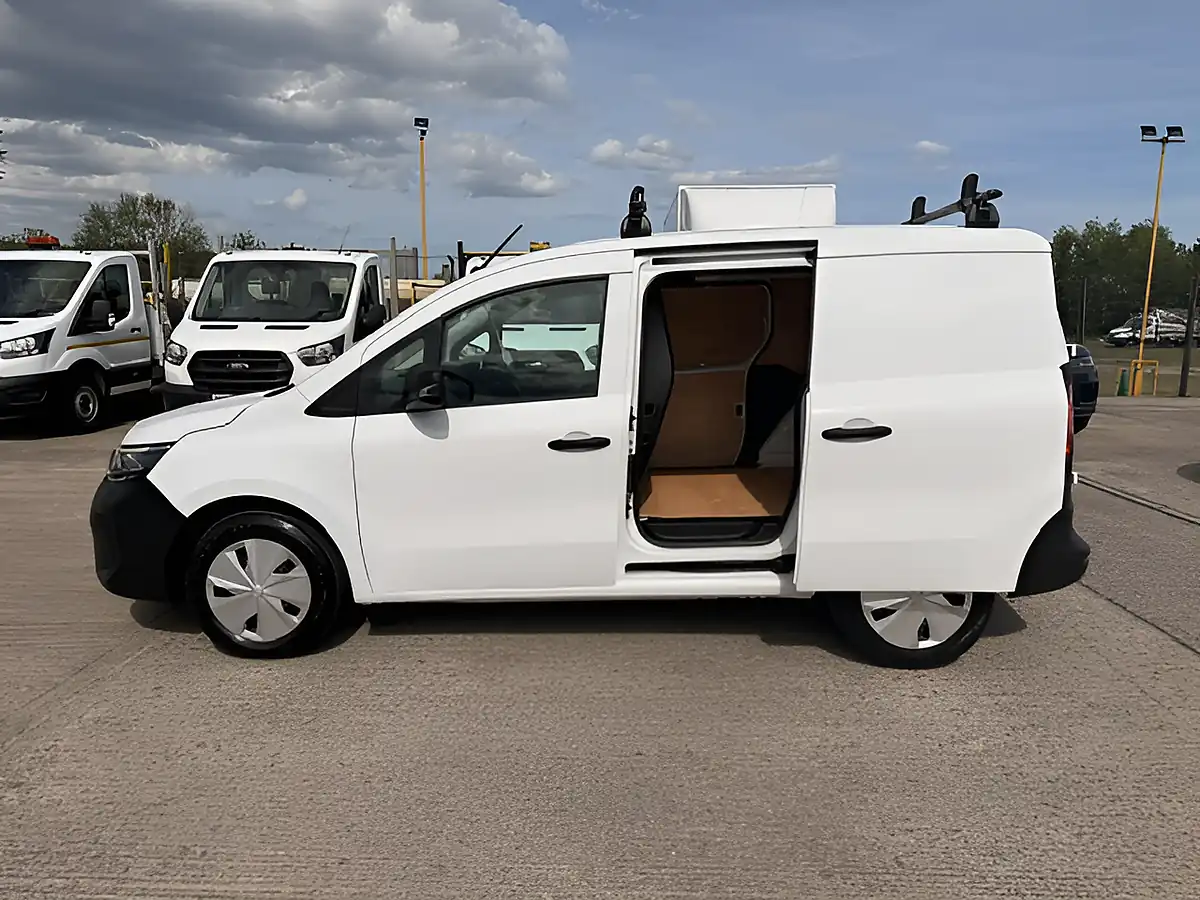 Used 2023 Nissan Townstar Acenta White - Interior and Exterior details 10