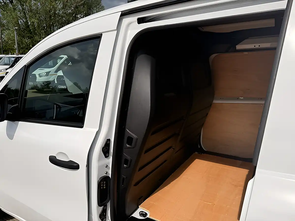 Used 2023 Nissan Townstar Acenta White - Interior and Exterior details 11