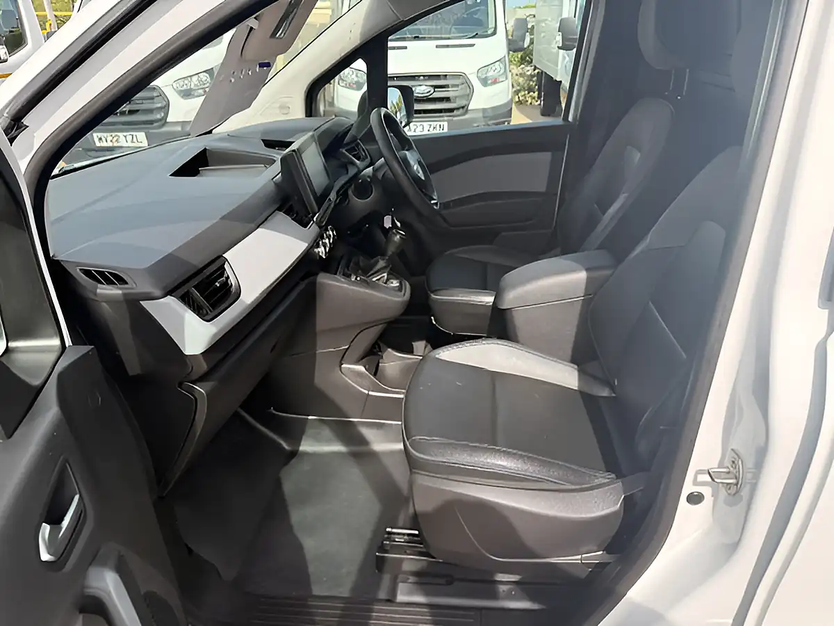Used 2023 Nissan Townstar Acenta White - Interior and Exterior details 16