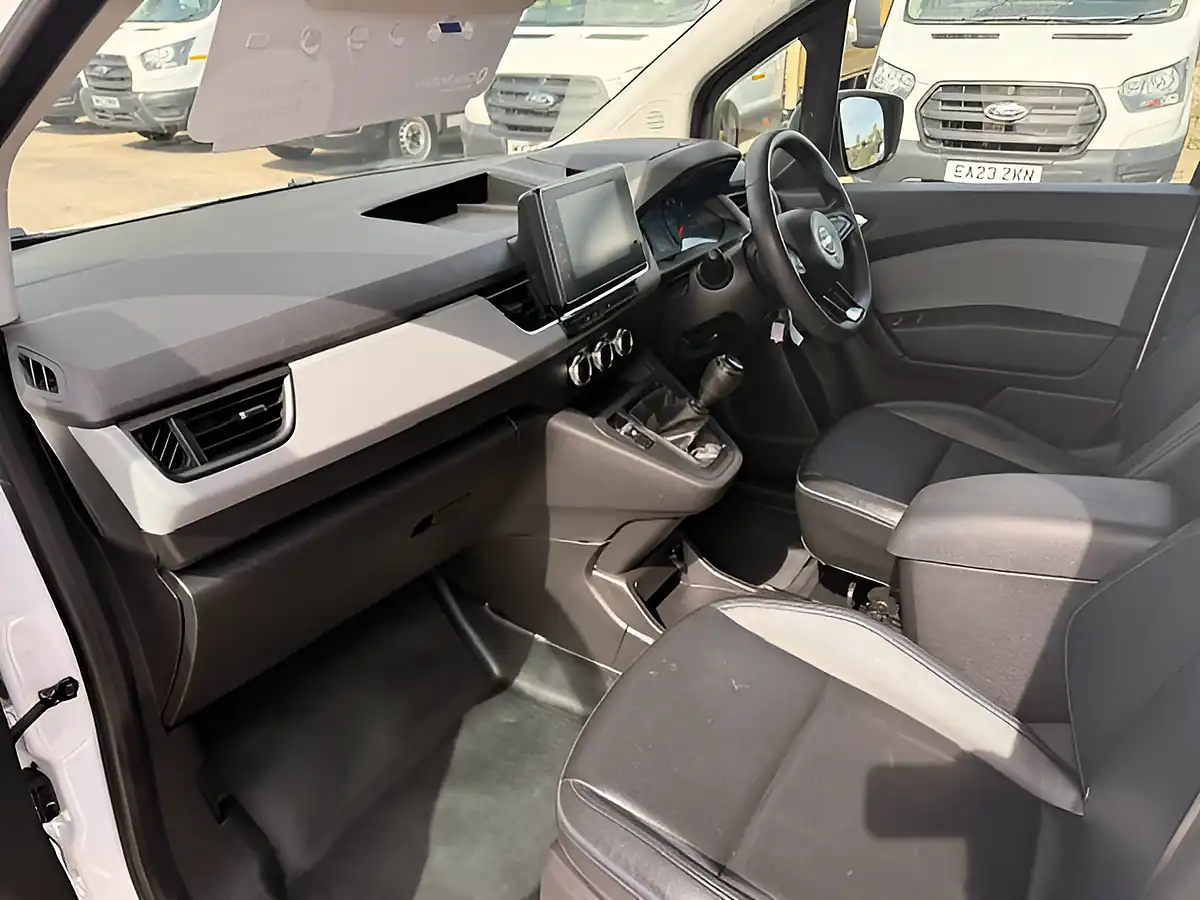 Used 2023 Nissan Townstar Acenta White - Interior and Exterior details 17