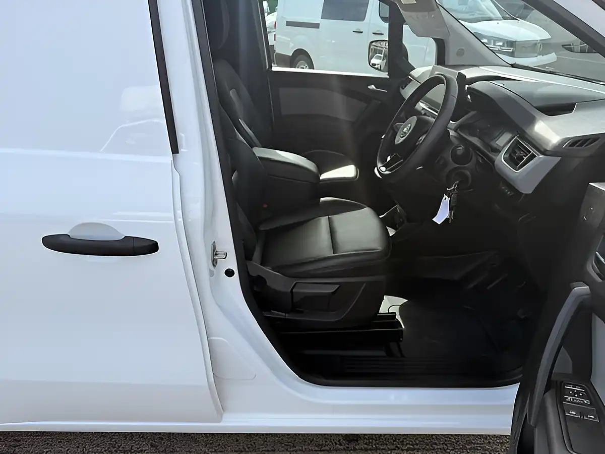 Used 2023 Nissan Townstar Acenta White - Interior and Exterior details 18