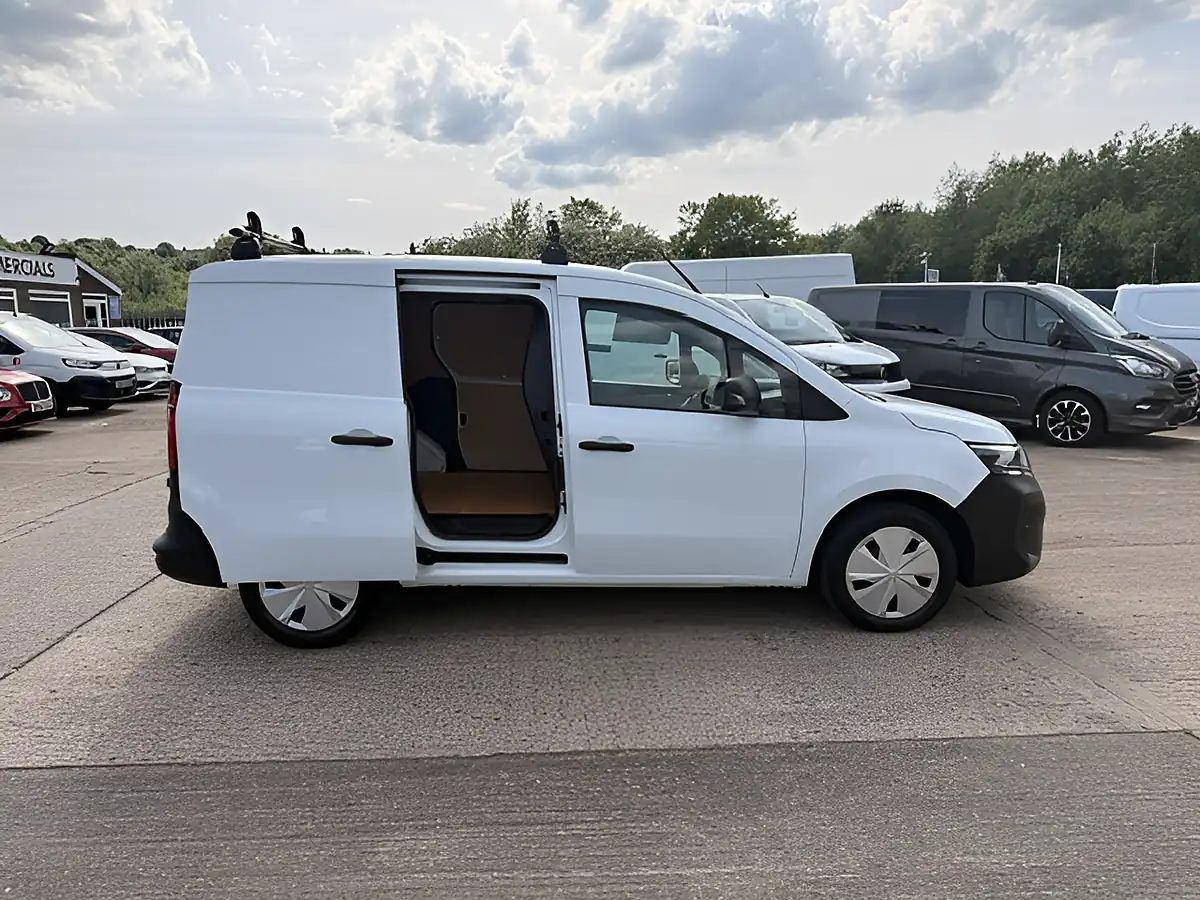Used 2023 Nissan Townstar Acenta White - Interior and Exterior details 3