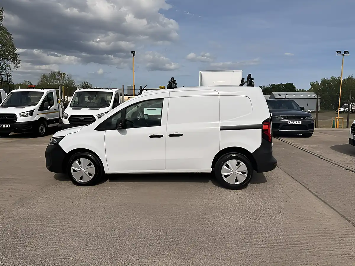 Used 2023 Nissan Townstar Acenta White - Interior and Exterior details 9