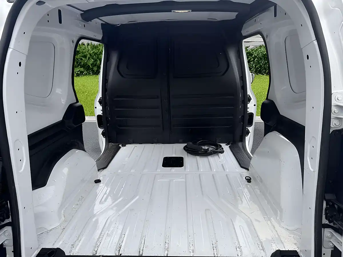 Used 2023 Nissan Townstar Acenta White - Interior and Exterior details 13