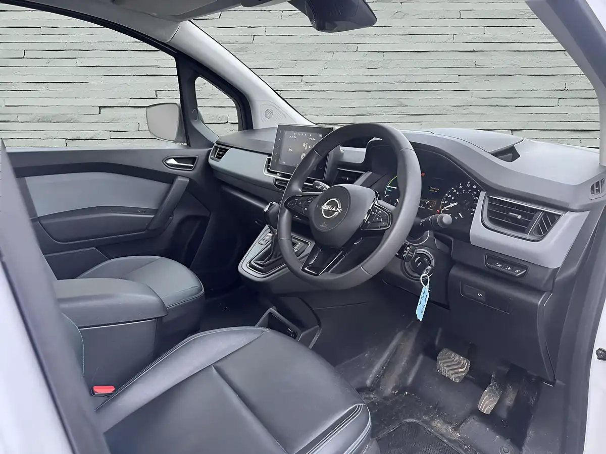 Used 2023 Nissan Townstar Acenta White - Interior and Exterior details 9