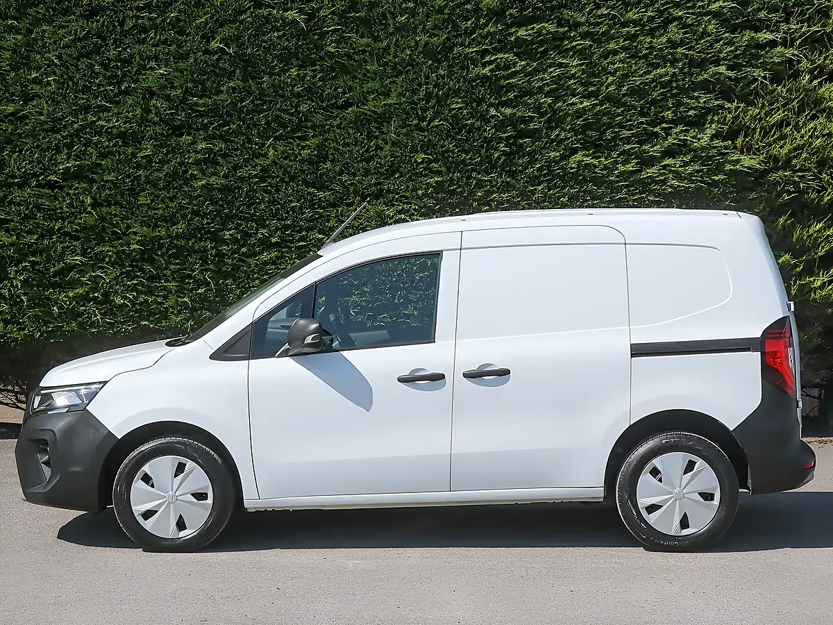 Used 2023 Nissan Townstar Acenta White - Interior and Exterior details 11