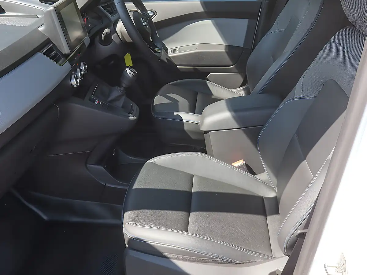 Used 2023 Nissan Townstar Acenta White - Interior and Exterior details 19
