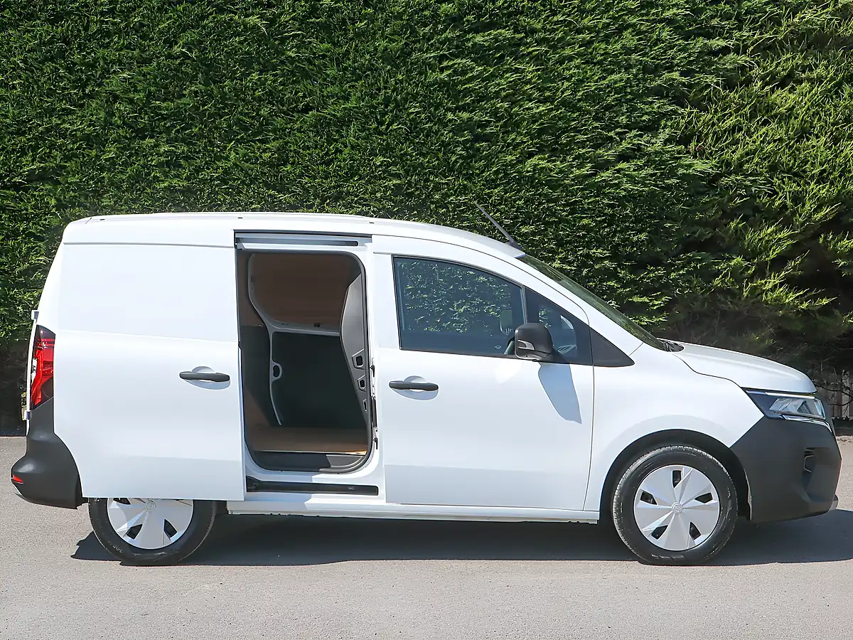 Used 2023 Nissan Townstar Acenta White - Interior and Exterior details 6