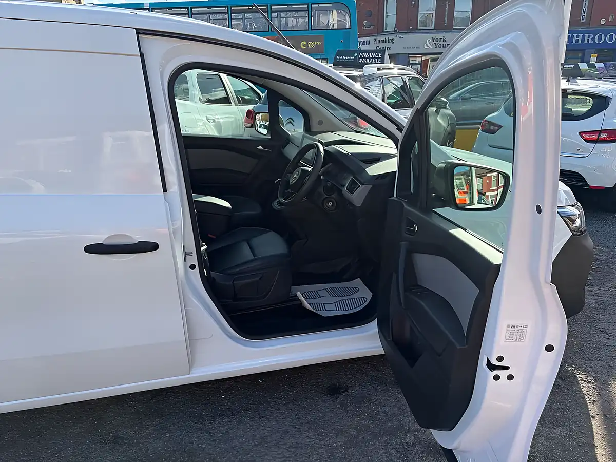 Used 2023 Nissan Townstar Acenta White - Interior and Exterior details 10