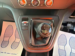 Used 2023 Nissan Townstar Acenta White - Interior and Exterior details 15