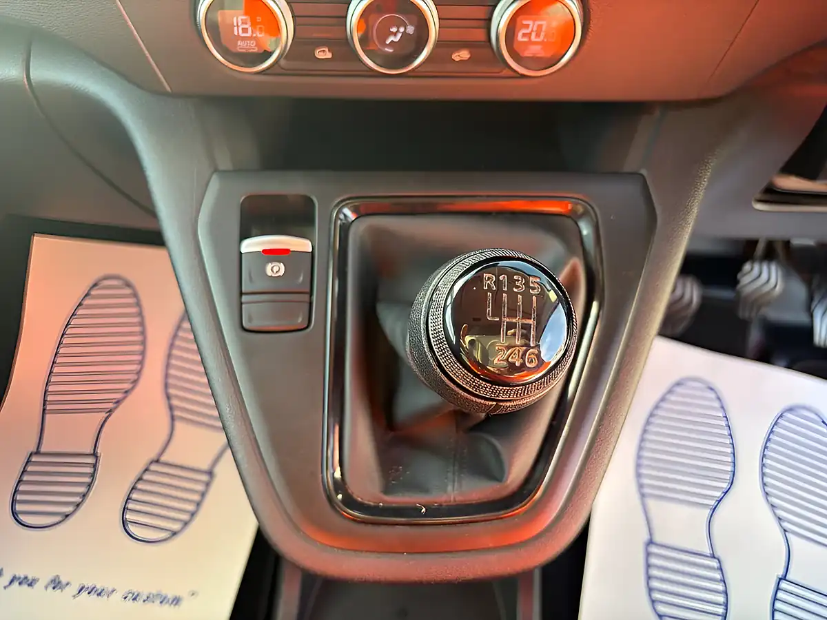 Used 2023 Nissan Townstar Acenta White - Interior and Exterior details 15