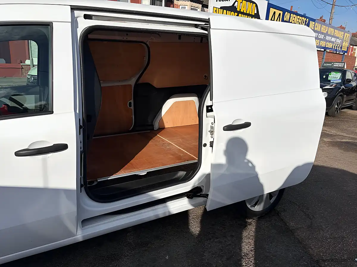 Used 2023 Nissan Townstar Acenta White - Interior and Exterior details 17