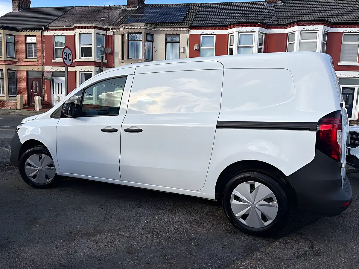 Used 2023 Nissan Townstar Acenta White - Interior and Exterior details 4