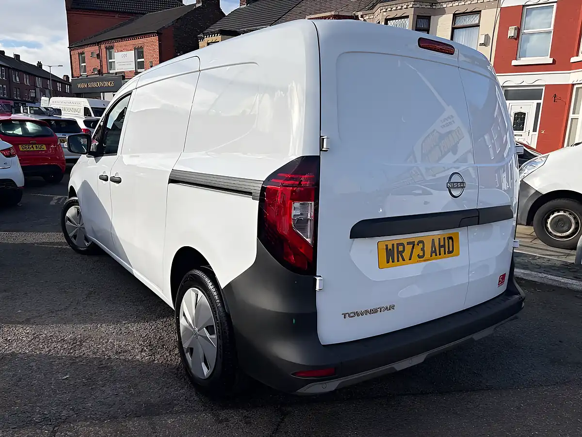 Used 2023 Nissan Townstar Acenta White - Interior and Exterior details 5