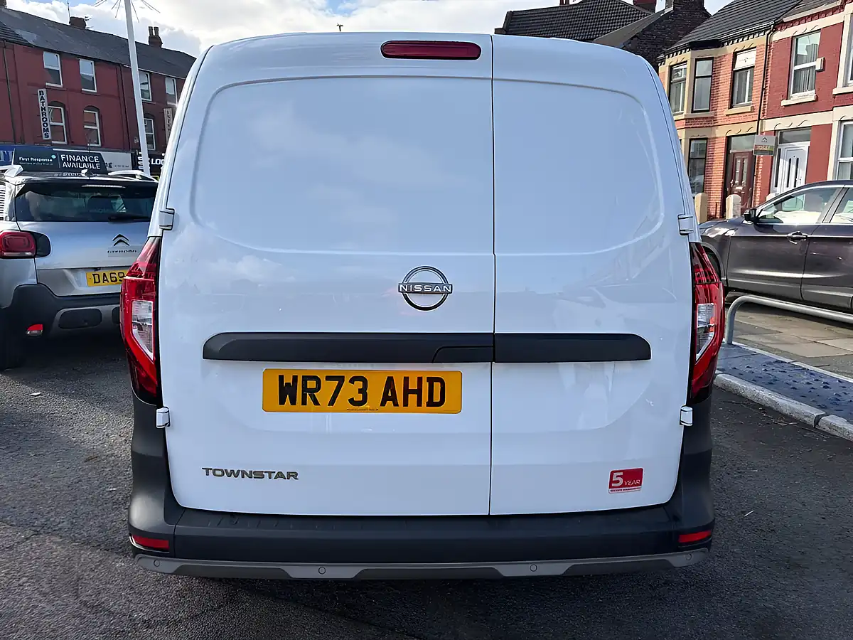 Used 2023 Nissan Townstar Acenta White - Interior and Exterior details 6