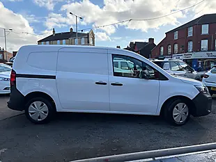 Used 2023 Nissan Townstar Acenta White - Interior and Exterior details 8