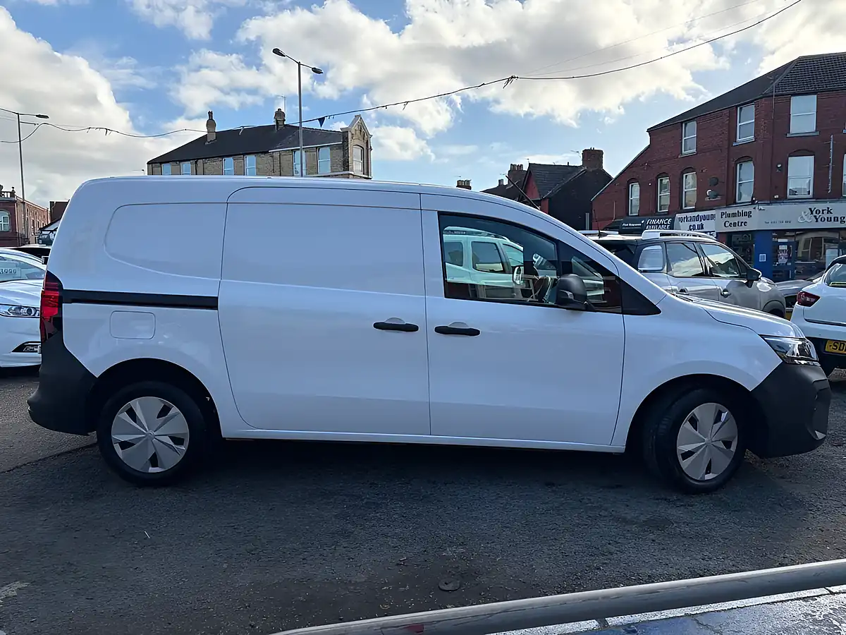 Used 2023 Nissan Townstar Acenta White - Interior and Exterior details 8