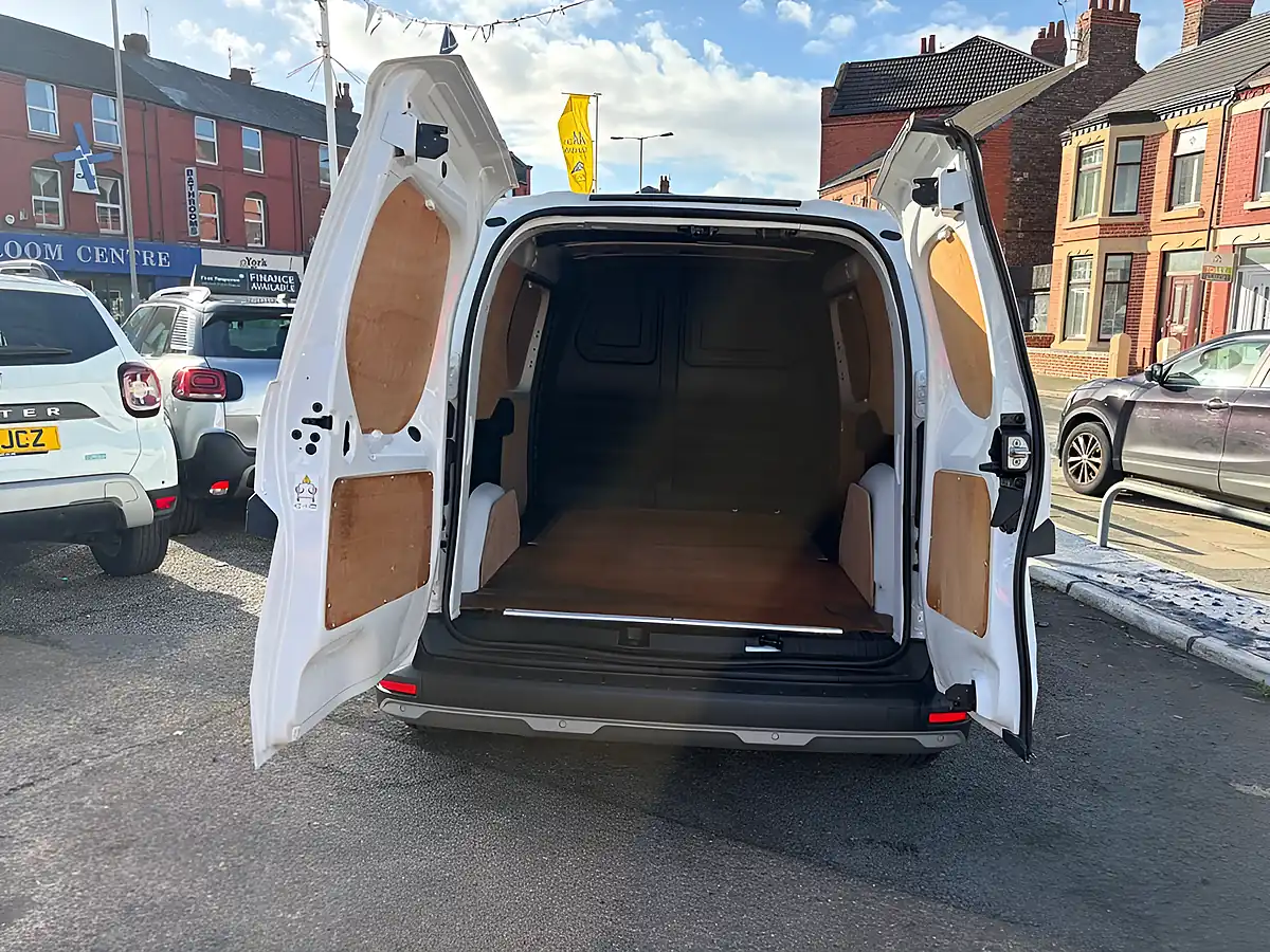 Used 2023 Nissan Townstar Acenta White - Interior and Exterior details 9