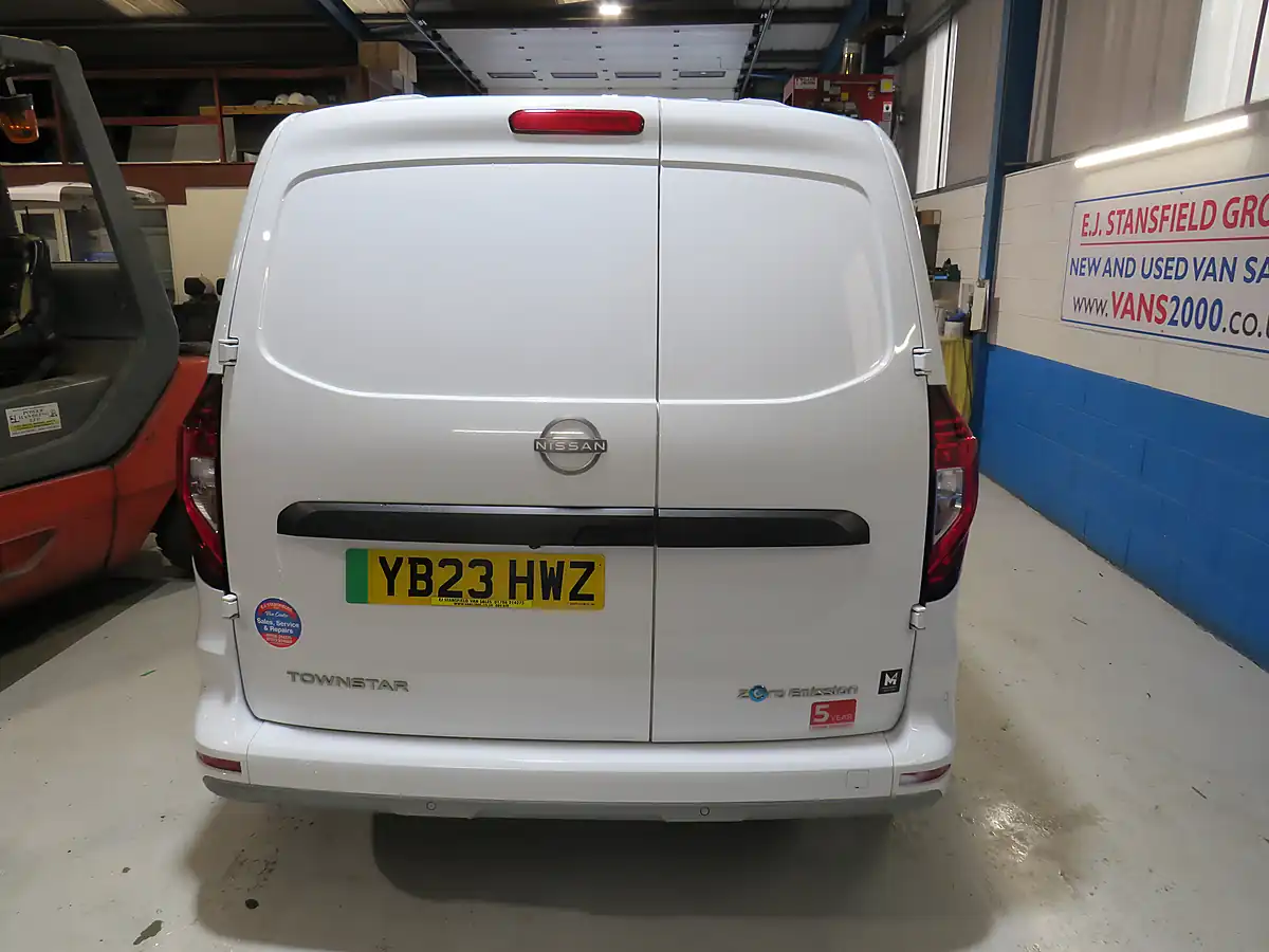 Used 2023 Nissan Townstar Tekna L1 White - Interior and Exterior details 4