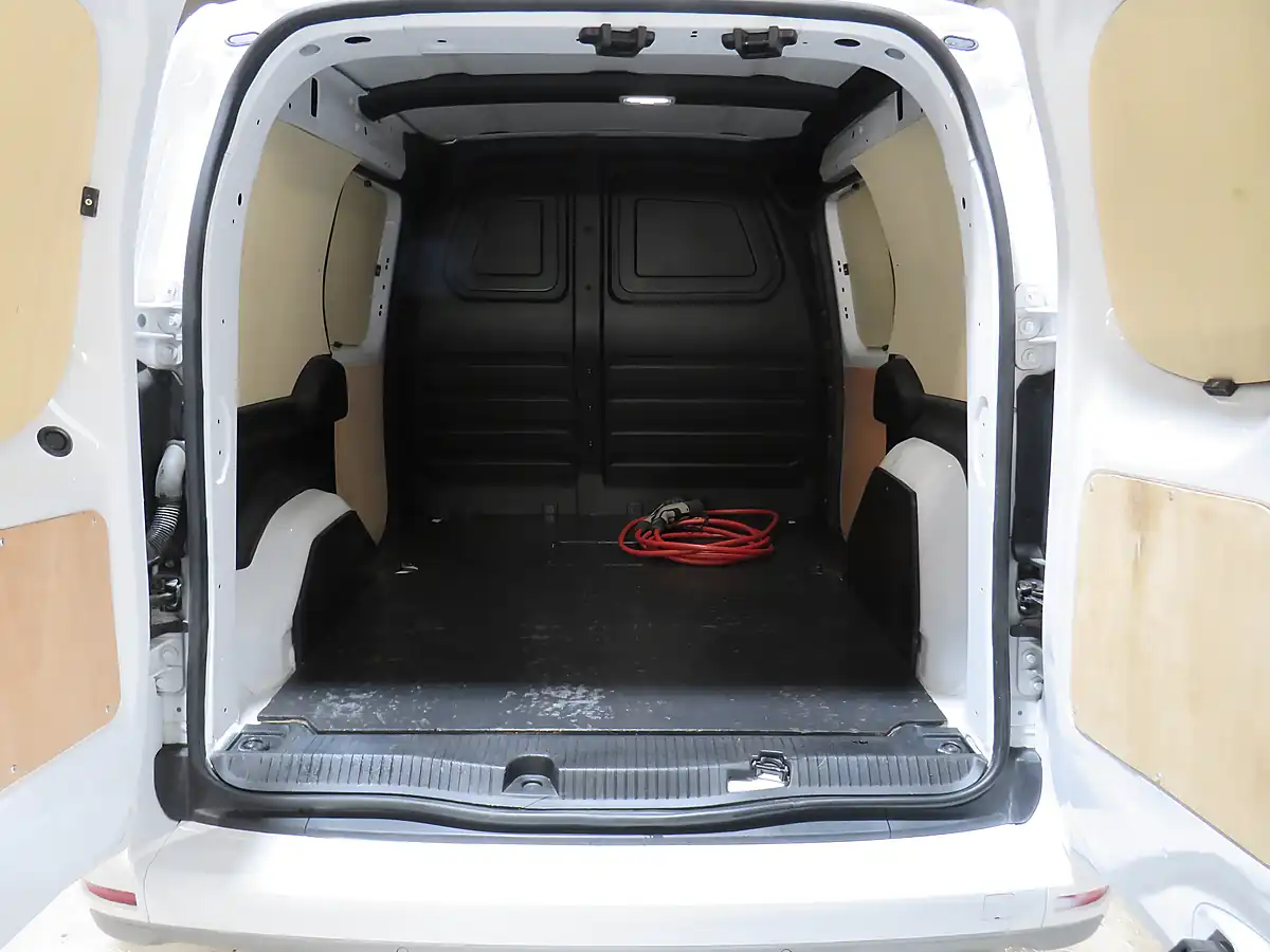 Used 2023 Nissan Townstar Tekna L1 White - Interior and Exterior details 8