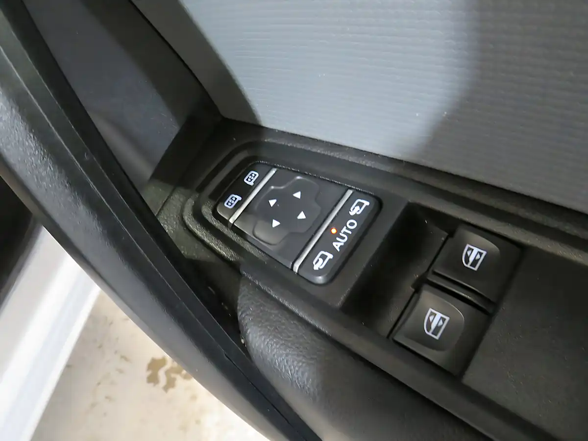 Used 2023 Nissan Townstar Tekna L1 White - Interior and Exterior details 9