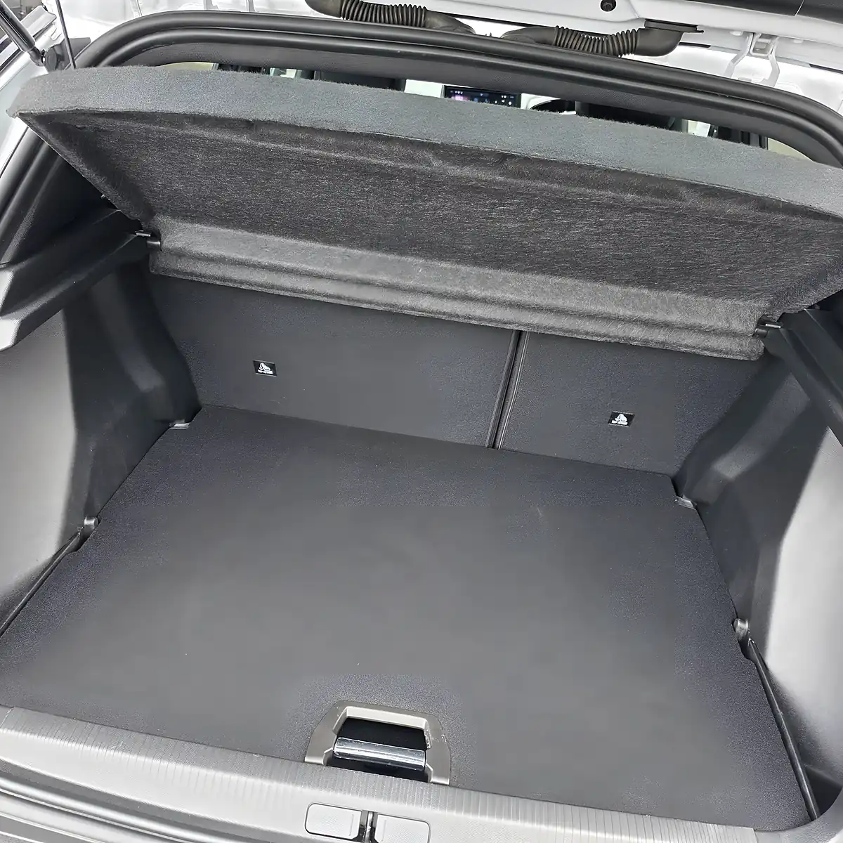 Used 2023 Peugeot 2008 Allure Edition Alpine White - Interior and Exterior details 14