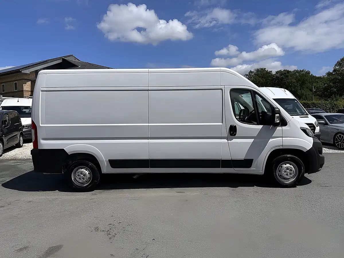 Used 2023 Peugeot Boxer 335 Professional Premium + L3H2 Ice White - Interior and Exterior details 8