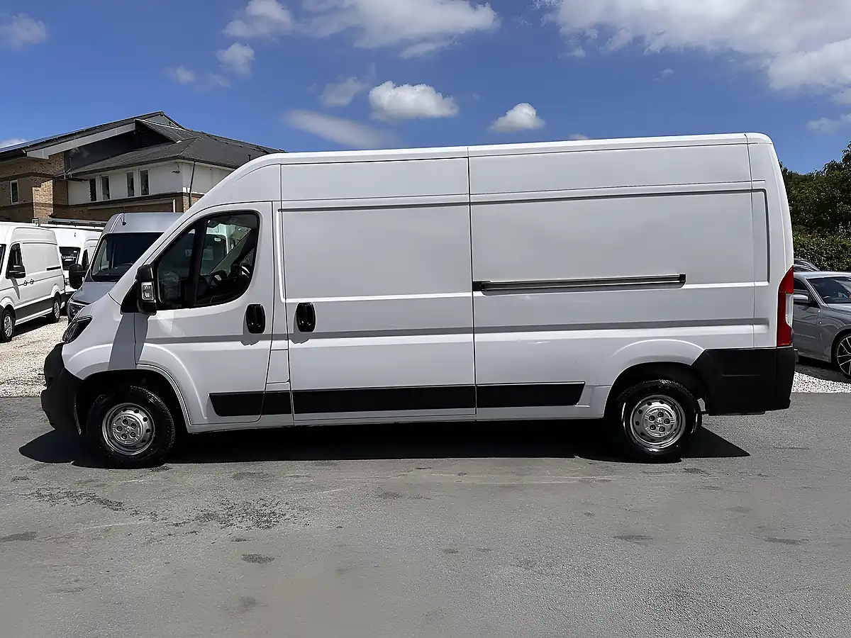 Used 2023 Peugeot Boxer 335 Professional Premium + L3H2 Ice White - Interior and Exterior details 9