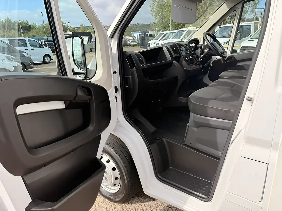 Used 2023 Peugeot Boxer 335 Professional Premium Plus White - Interior and Exterior details 13