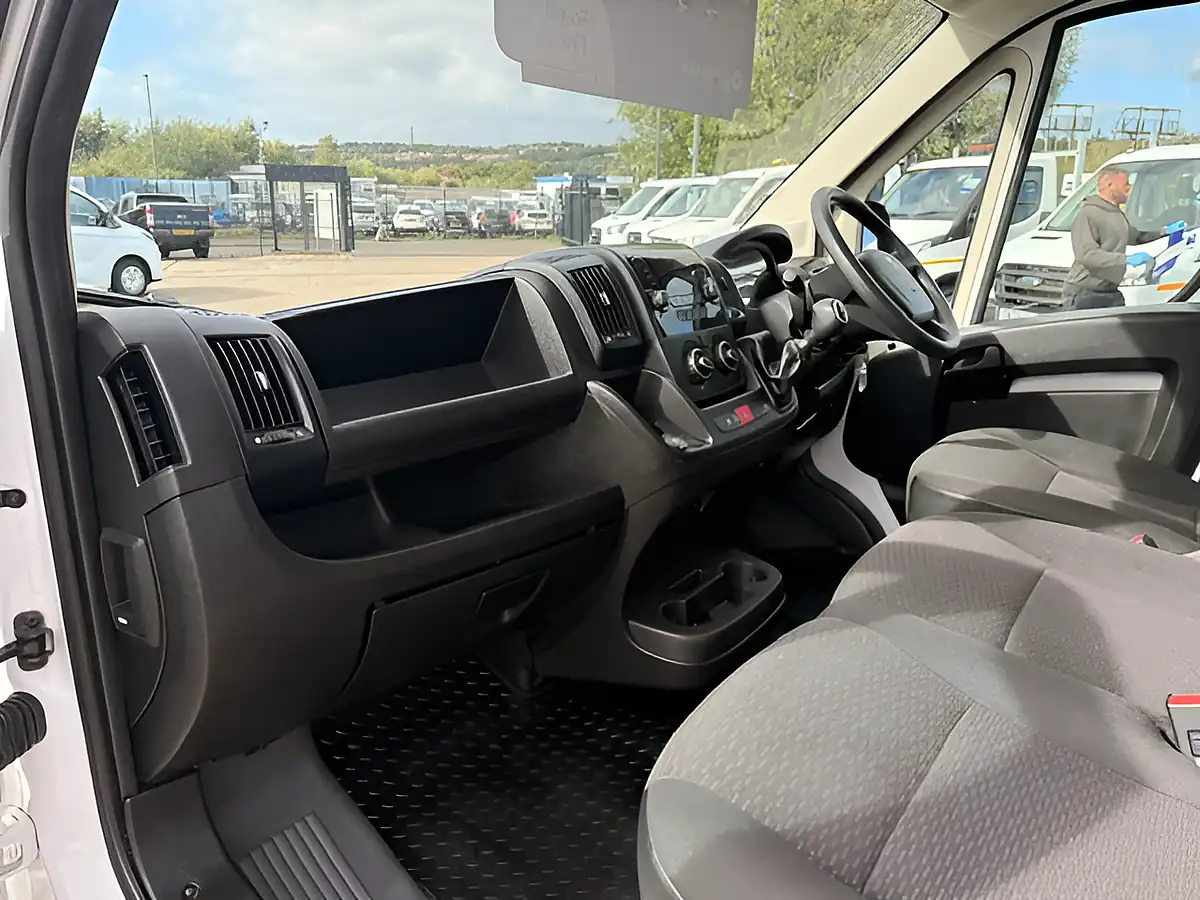 Used 2023 Peugeot Boxer 335 Professional Premium Plus White - Interior and Exterior details 14
