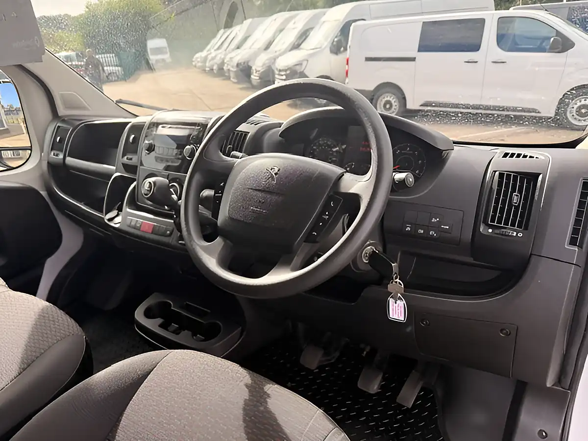 Used 2023 Peugeot Boxer 335 Professional Premium Plus White - Interior and Exterior details 16