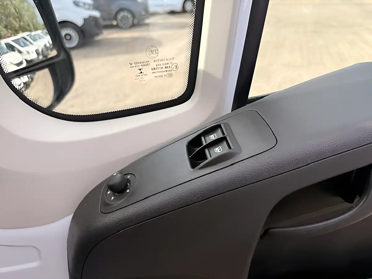Used 2023 Peugeot Boxer 335 Professional Premium Plus White - Interior and Exterior details 17