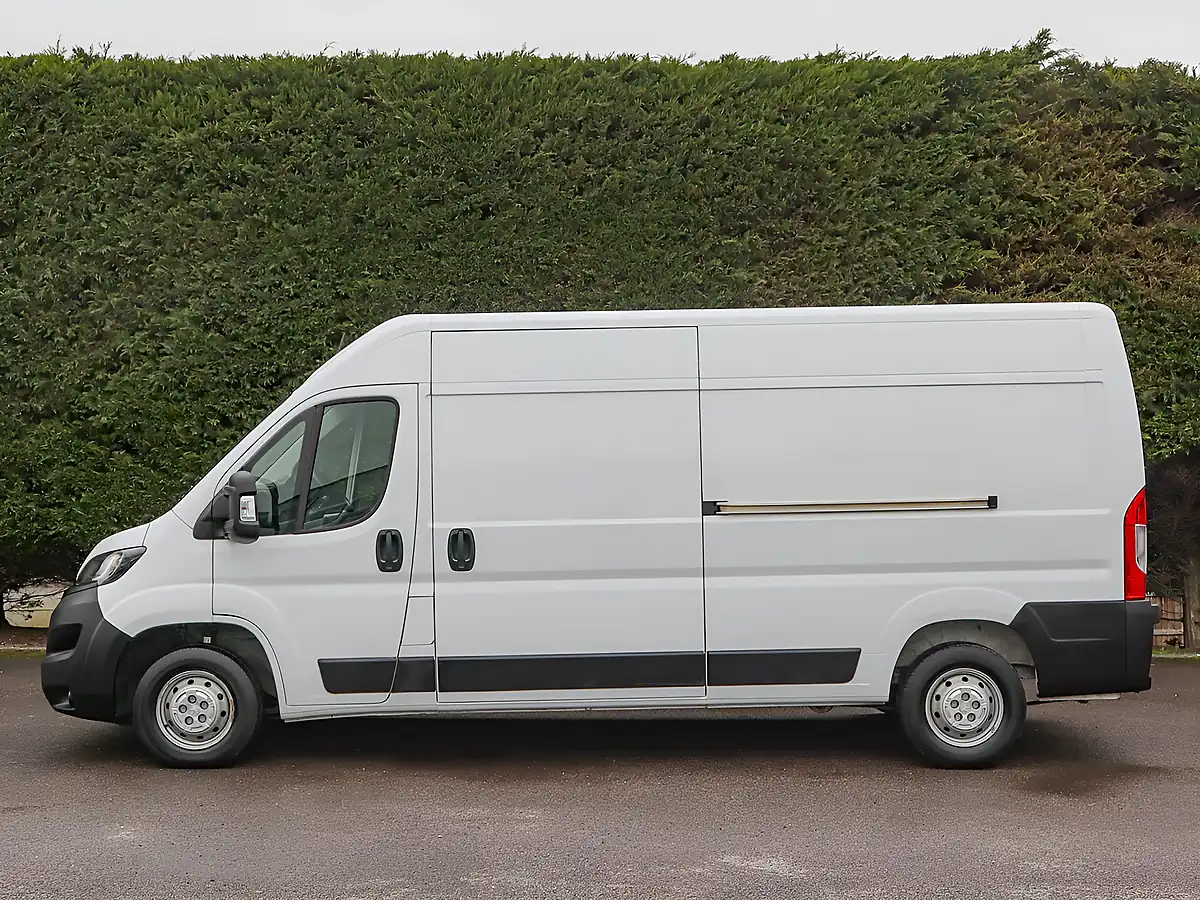 Used 2023 Peugeot Boxer 335 Professional Premium White - Interior and Exterior details 14