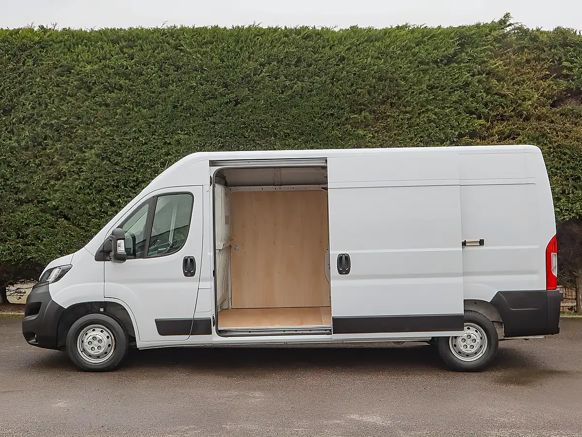 Used 2023 Peugeot Boxer 335 Professional Premium White - Interior and Exterior details 15