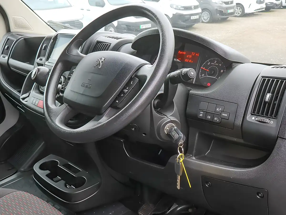Used 2023 Peugeot Boxer 335 Professional Premium White - Interior and Exterior details 18