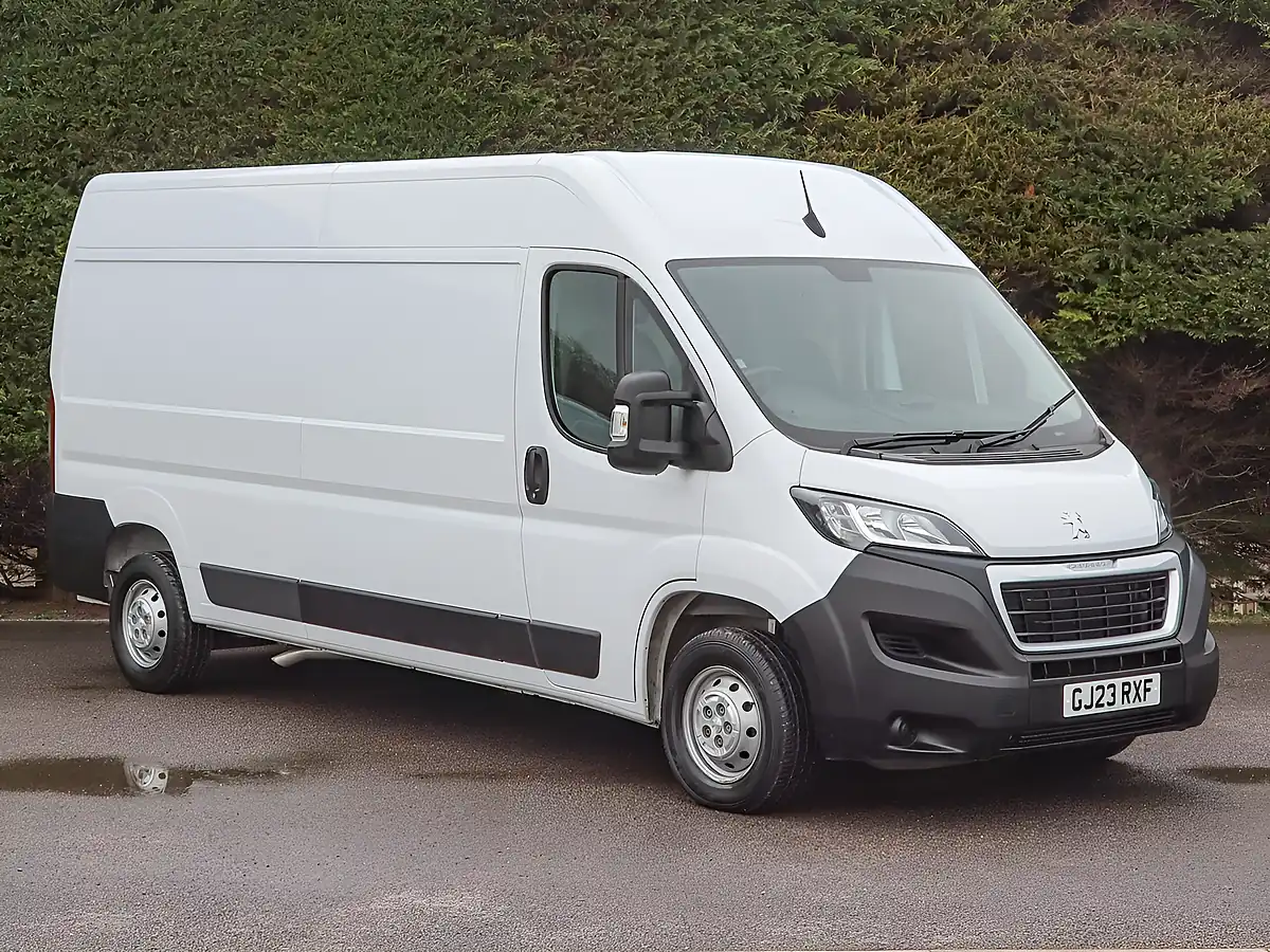 Used 2023 Peugeot Boxer 335 Professional Premium White - Interior and Exterior details 4