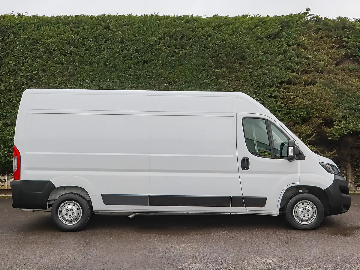 Used 2023 Peugeot Boxer 335 Professional Premium White - Interior and Exterior details 5
