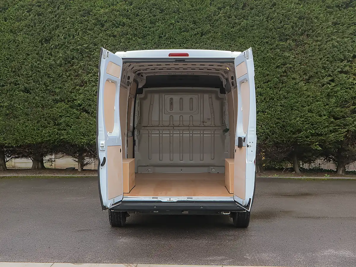 Used 2023 Peugeot Boxer 335 Professional Premium White - Interior and Exterior details 8