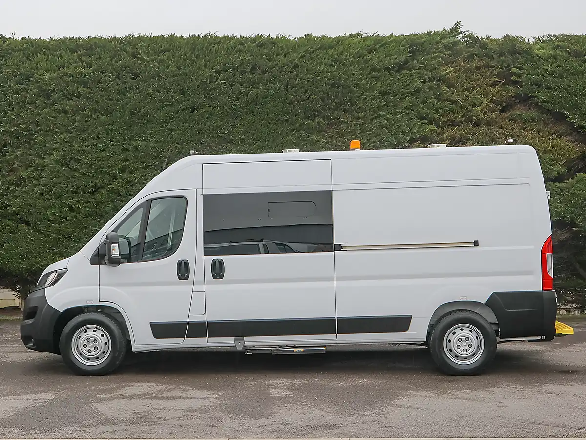 Used 2023 Peugeot Boxer 335 Professional White - Interior and Exterior details 15