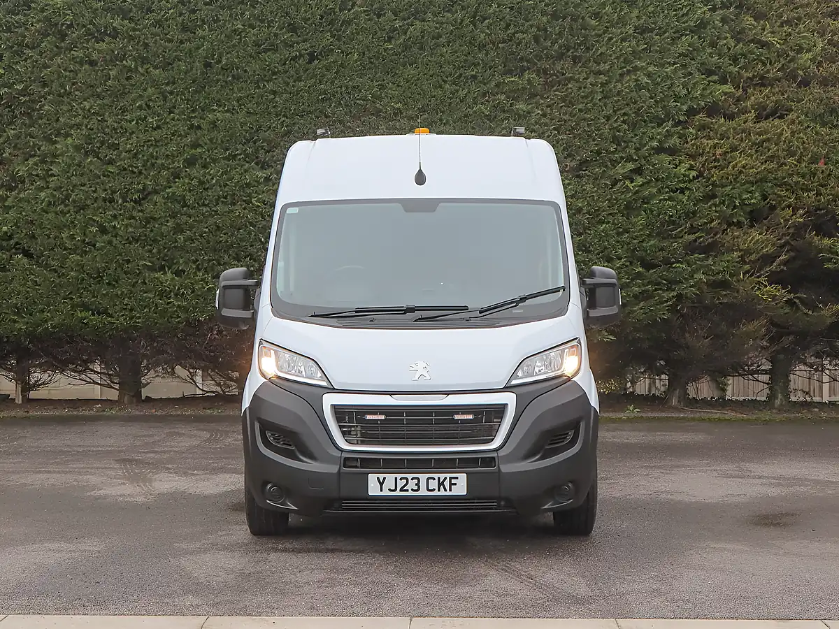 Used 2023 Peugeot Boxer 335 Professional White - Interior and Exterior details 3