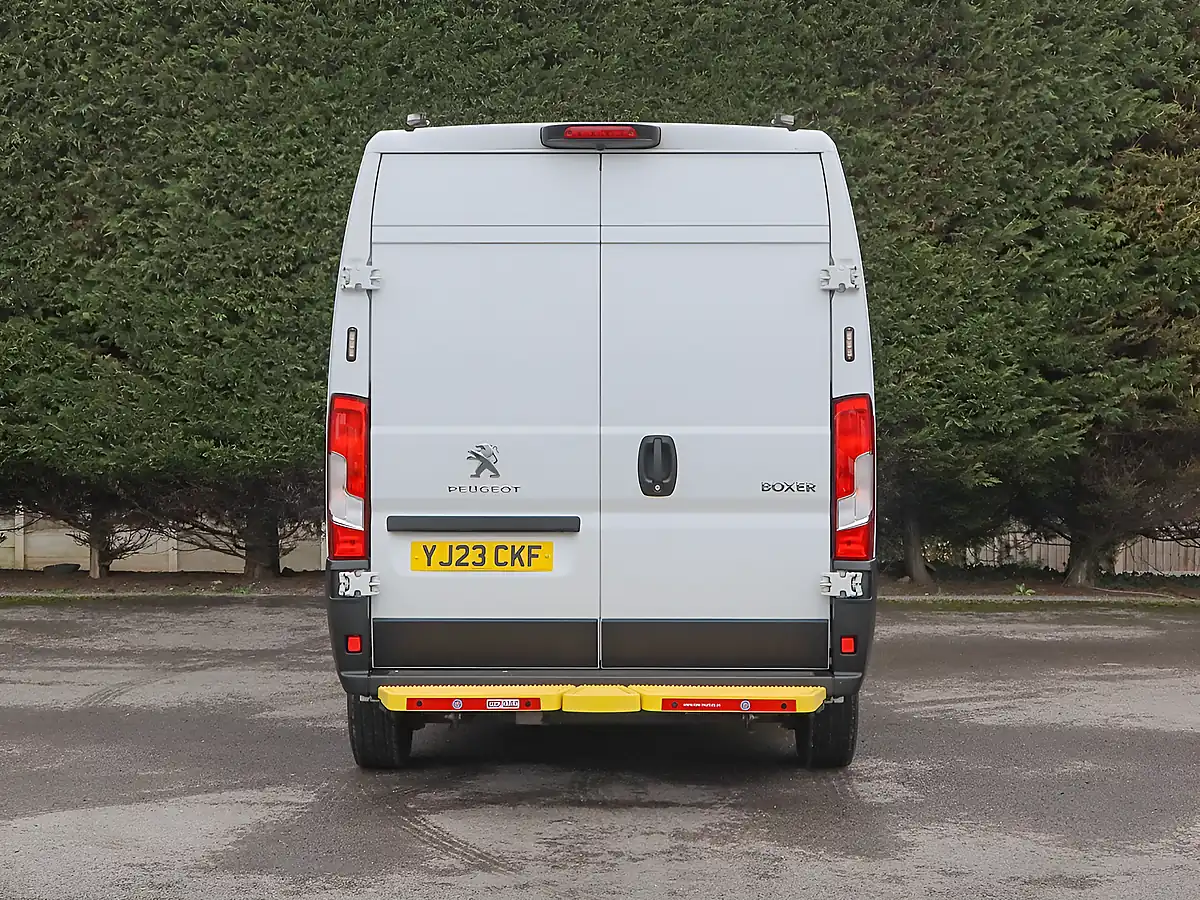Used 2023 Peugeot Boxer 335 Professional White - Interior and Exterior details 7