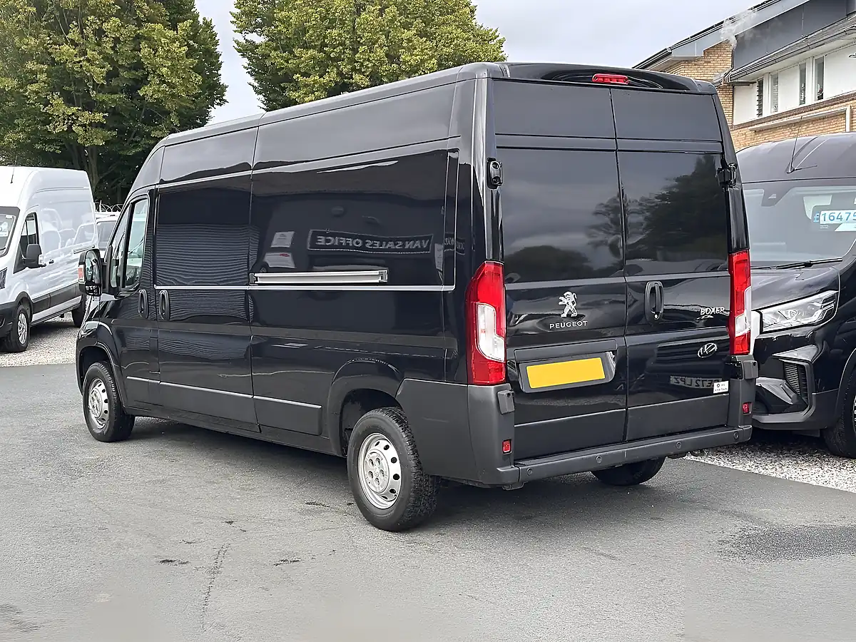 Used 2023 Peugeot Boxer Professional Premium Graphite Grey - Interior and Exterior details 10