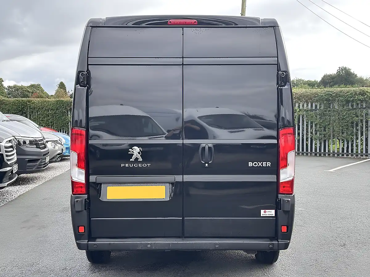 Used 2023 Peugeot Boxer Professional Premium Graphite Grey - Interior and Exterior details 13