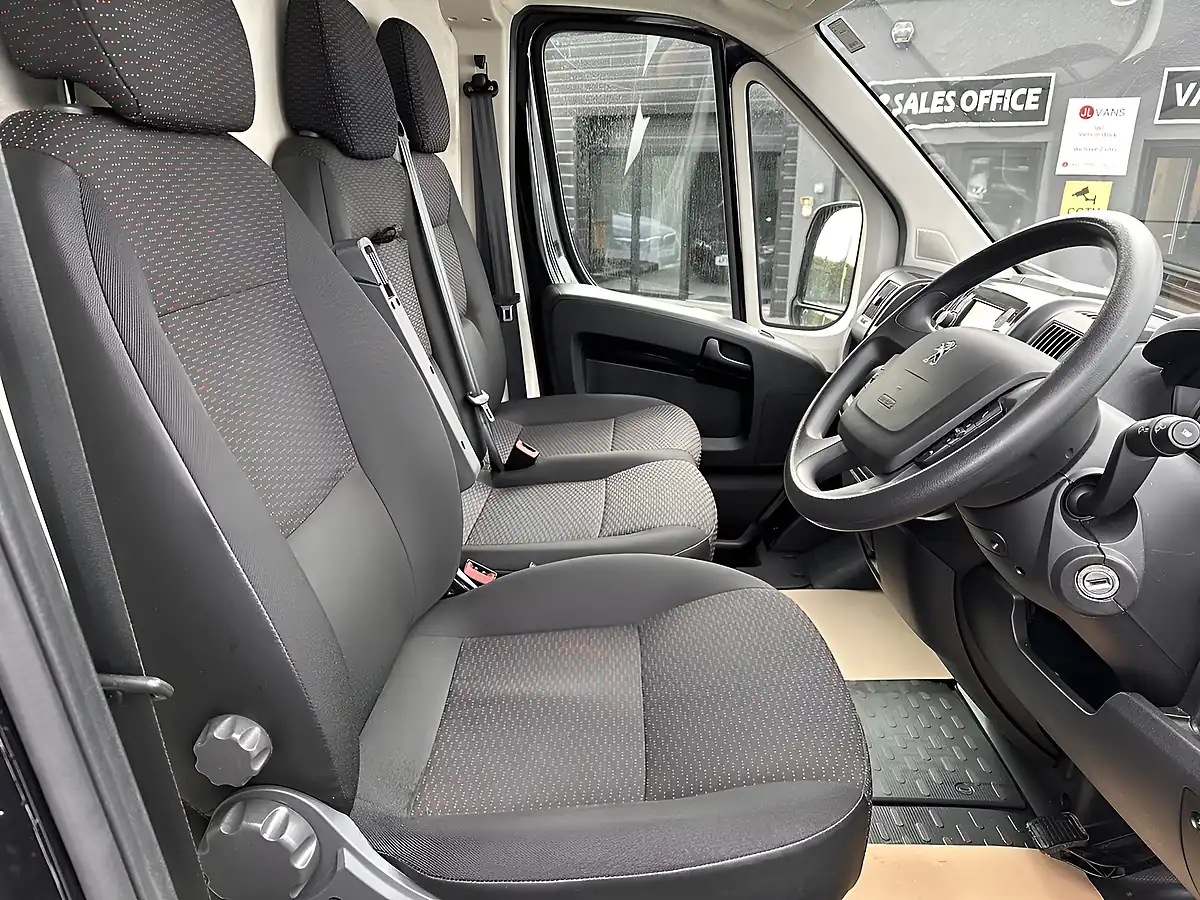 Used 2023 Peugeot Boxer Professional Premium Graphite Grey - Interior and Exterior details 5