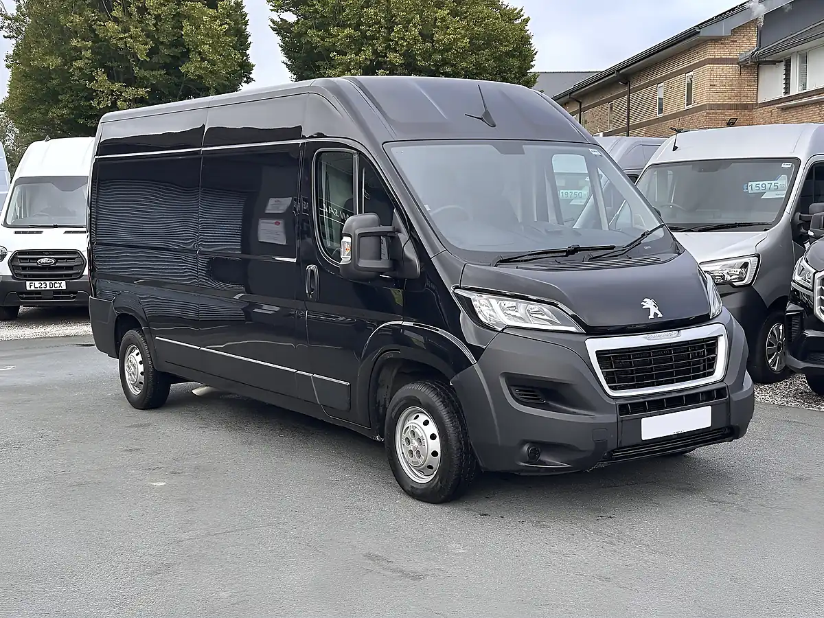 Used 2023 Peugeot Boxer Professional Premium Graphite Grey - Interior and Exterior details 6