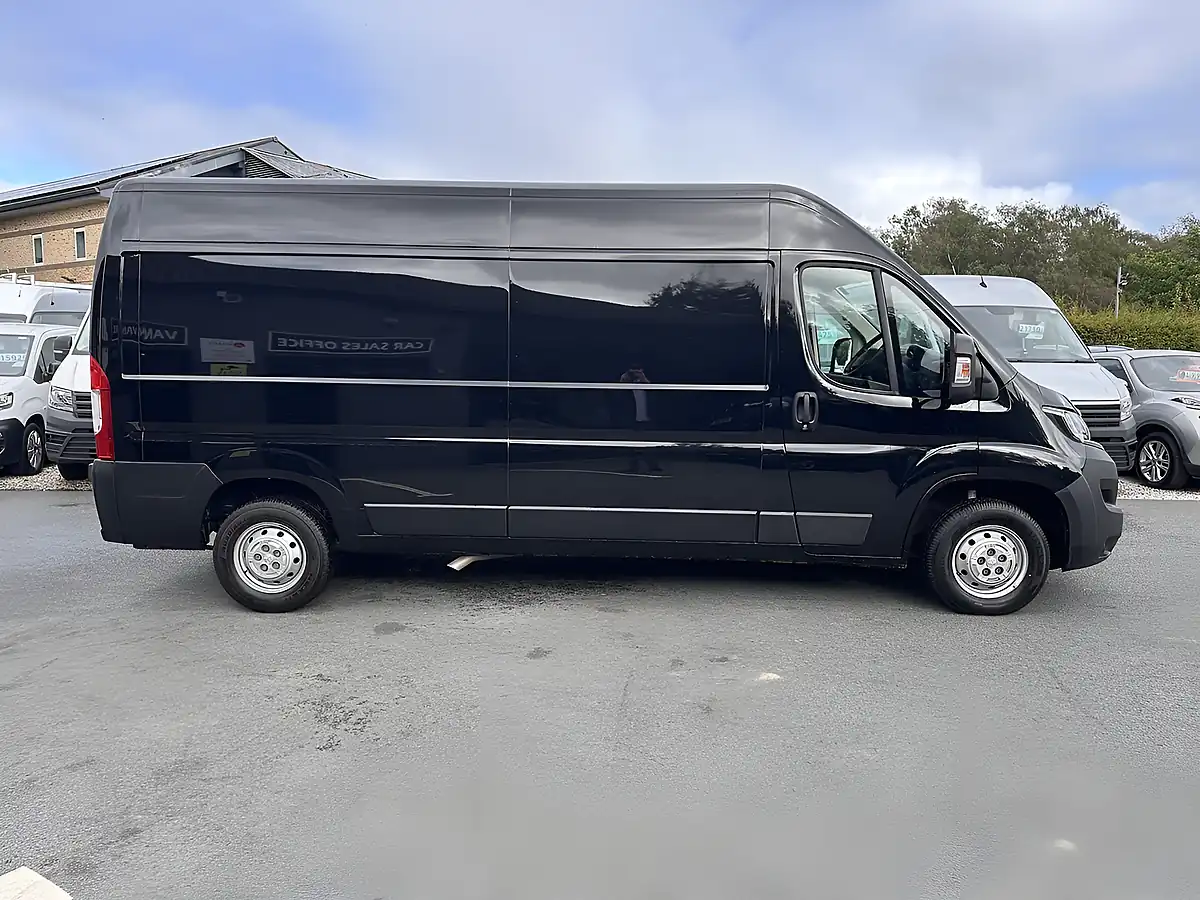 Used 2023 Peugeot Boxer Professional Premium Graphite Grey - Interior and Exterior details 8