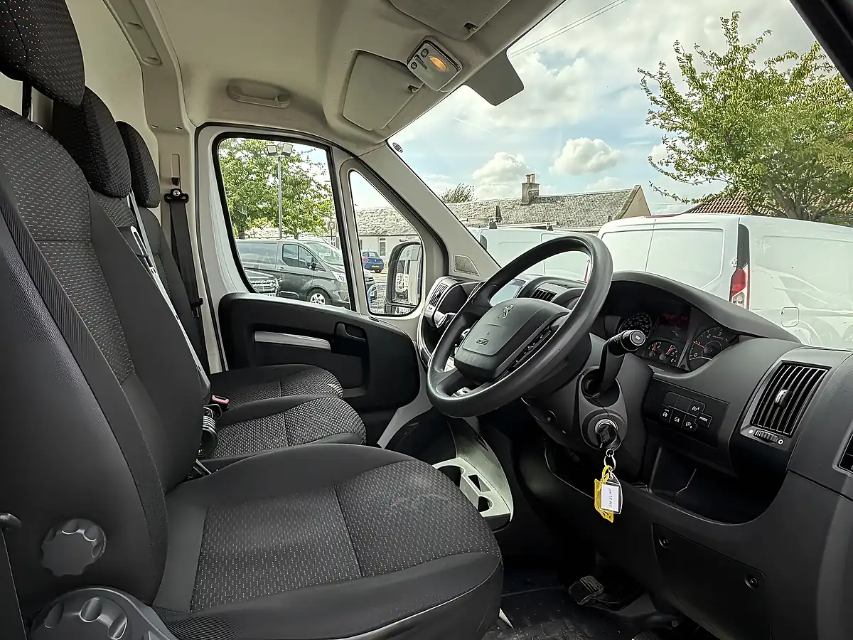 Used 2023 Peugeot Boxer Professional Premium + Ice White - Interior and Exterior details 12